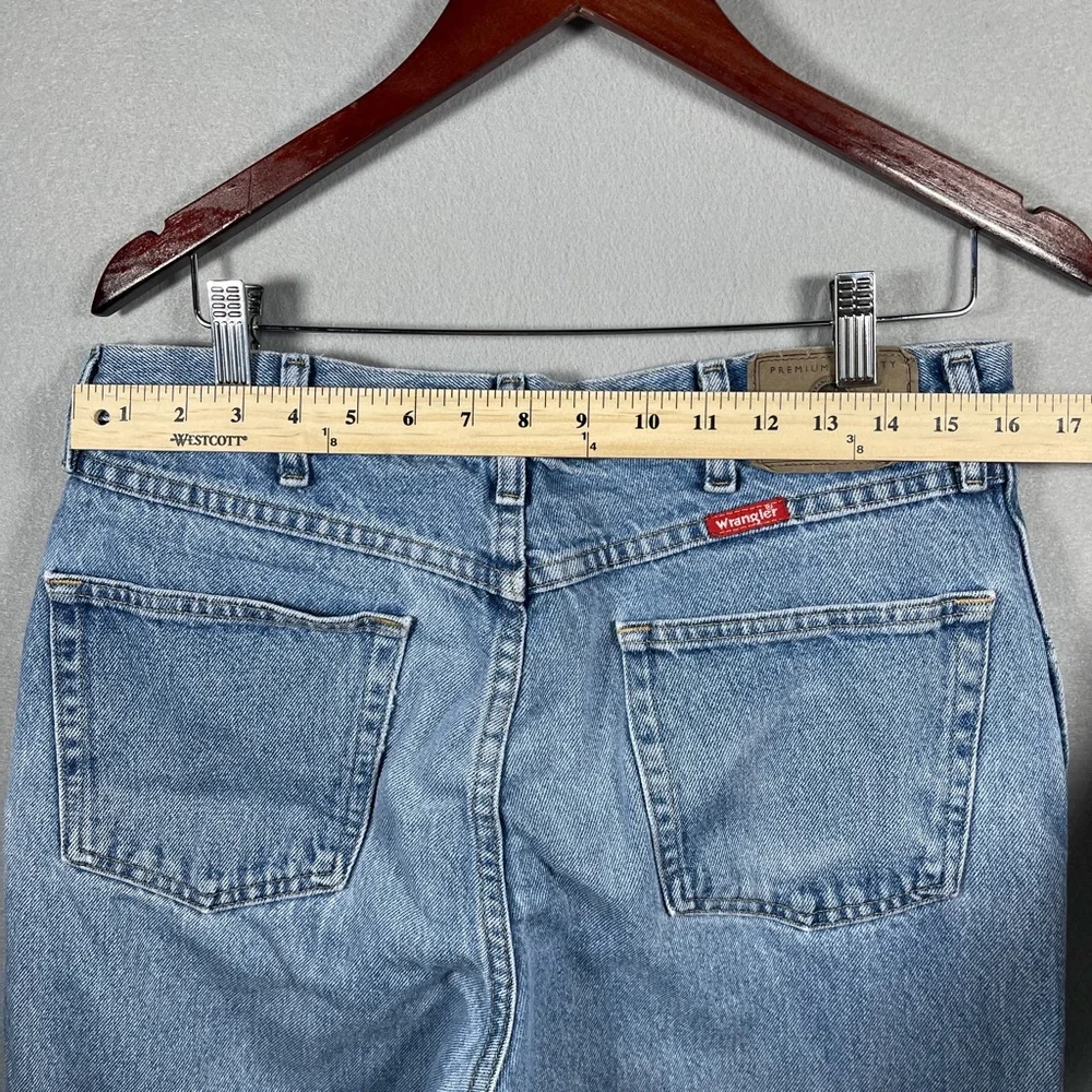 Wrangler Authentic Mens 35x30 Regular Fit Light Wash Denim Jeans
